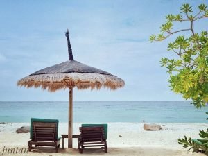 Keindahan pantai pasir putih di Gili Air Lombok, serta air laut yang biru, sumber ig juntan.japan