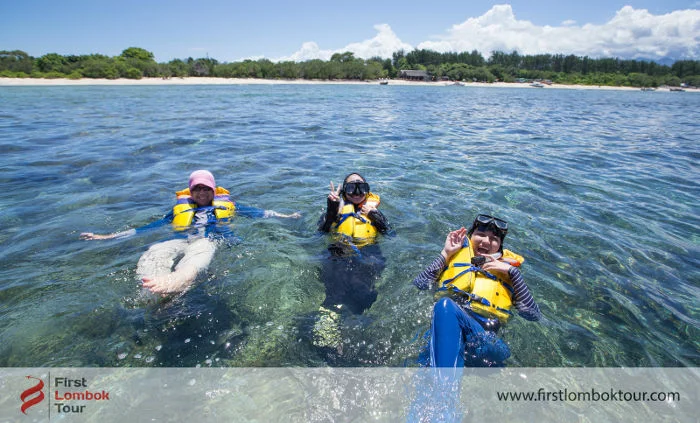 Paket wisata lombok tamu malaysia - snorkeling di Gili Trawangan