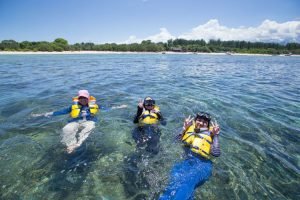Tamu bersnorkeling sambil berhijab, paket tour lombok murah 2018, tour 3 hari 2 malam, tour 4 hari 3 malam, tour 5 hari 4 malam
