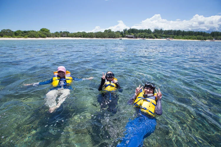 Tamu bersnorkeling sambil berhijab, paket tour lombok murah 2018, tour 3 hari 2 malam, tour 4 hari 3 malam, tour 5 hari 4 malam