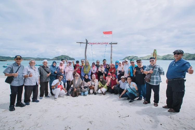 Tamu bahagia dalam paket wisata Lombok bersama First Lombok Tour