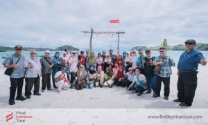 Tour lombok tamu dari malaysia - berfoto di tanjung aan
