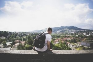 Berwisata menggunakan tas, sumber unsplash