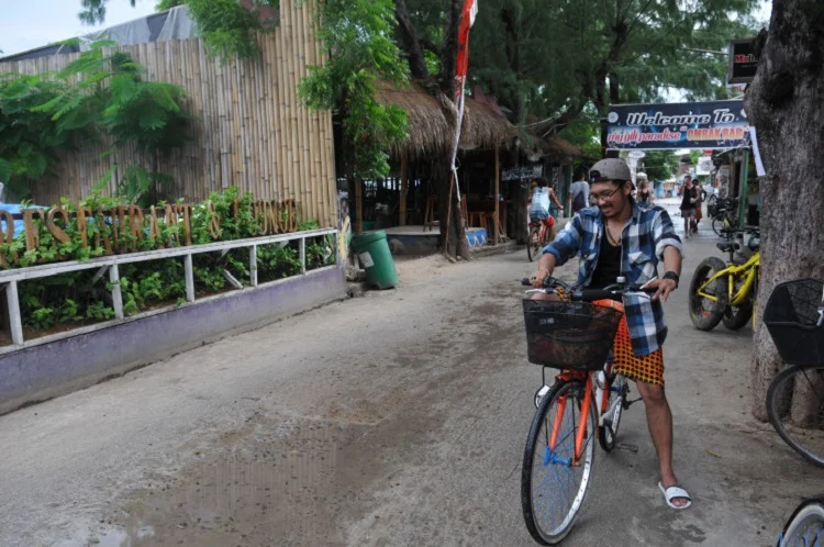 Kegiatan seru dengan bersepeda di Gili Trawangan, Sumber: tabloidbintang.com
