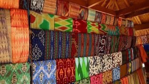 Kerajinan kain tenun di Desa Sade Lombok, sumber ig seruputkopii_