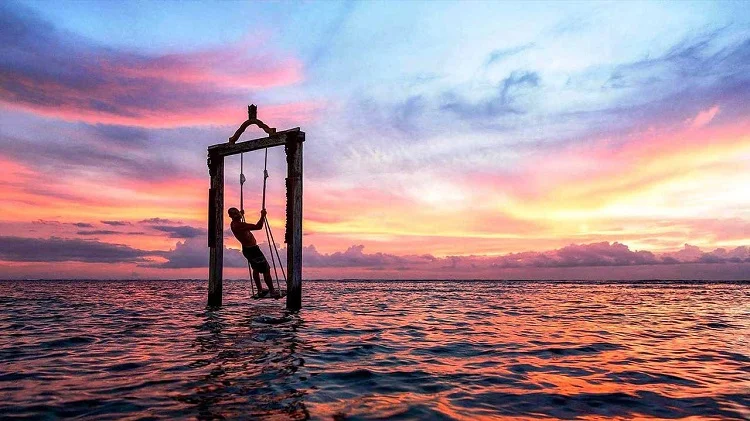 Menikmati keindahan sunset di Gili Trawangan, Sumber: wisatapulaulombok.org