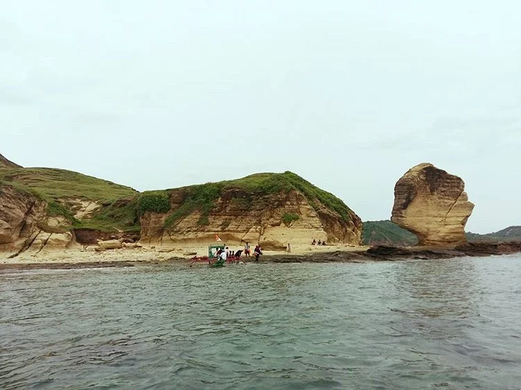 Pantai Batu Payung di Lombok, sumber ig aniek_endraiti