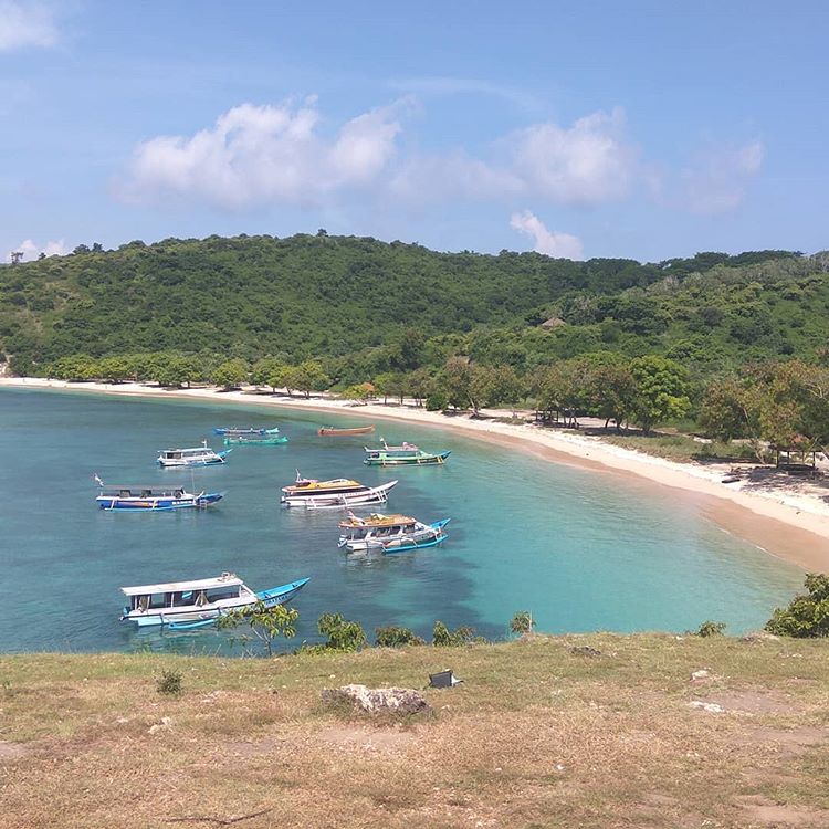 Penampakan kapal di pantai tangsi Lombok, sumber ig armujo