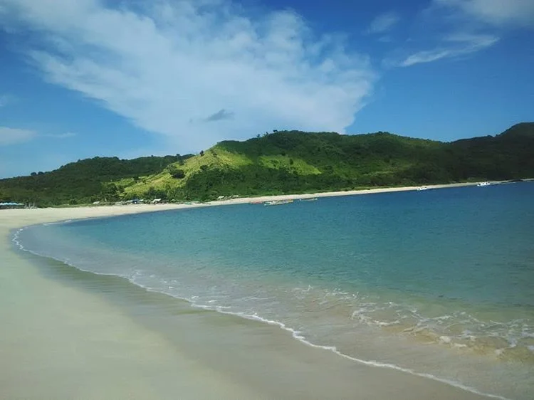 Salah satu wisata dekat bandara, Pantai Mawun di Lombok, sumber ig syaileindra