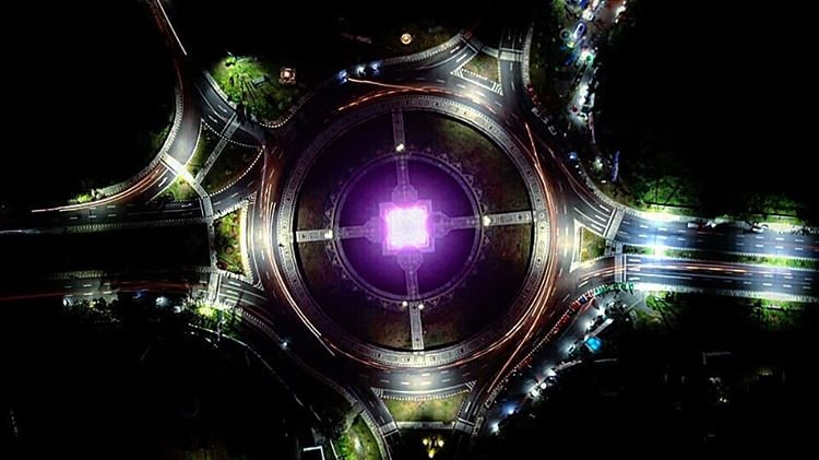 Bundaran Gerung di malam hari, sumber ig dwohoo