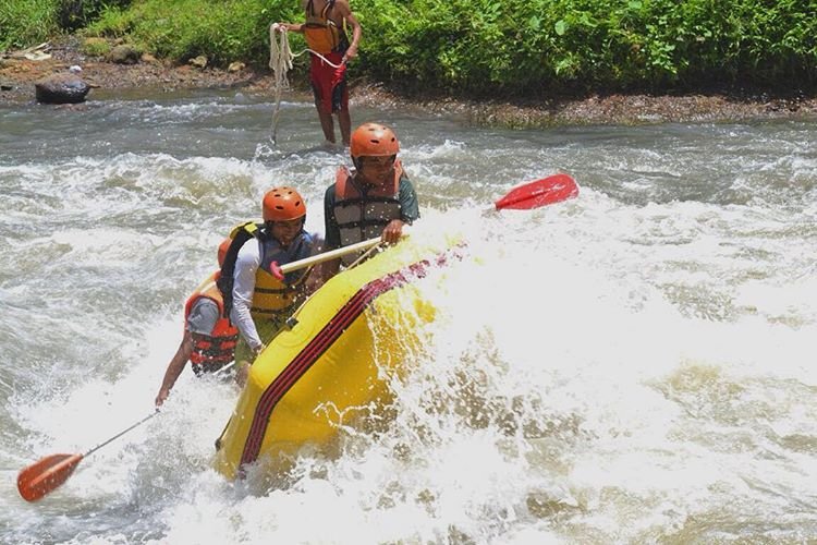 Arung Jeram di Batu Mekar, sumber ig jangkuk_raftingpro