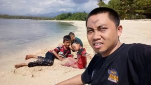 Anak anak bermain pasir di pantai Sire Lombok, sumber ig @hananyusron