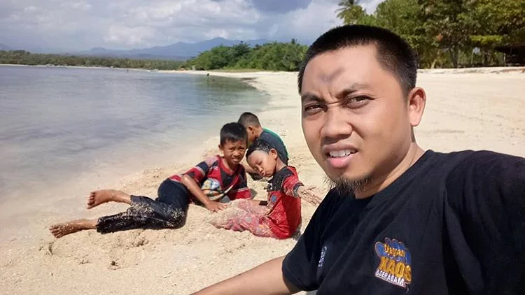 Anak anak bermain pasir di pantai Sire Lombok, sumber ig @hananyusron