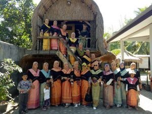 Wisatawan berfoto di depan rumah adat, lokasi desa Sukarara Lombok, sumber ig @ayukfadhlan