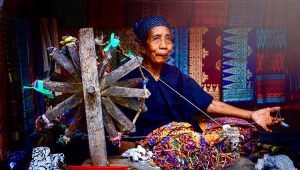 Proses pembuatan kain tenun Lombok sumber foto ig @dedy_1809