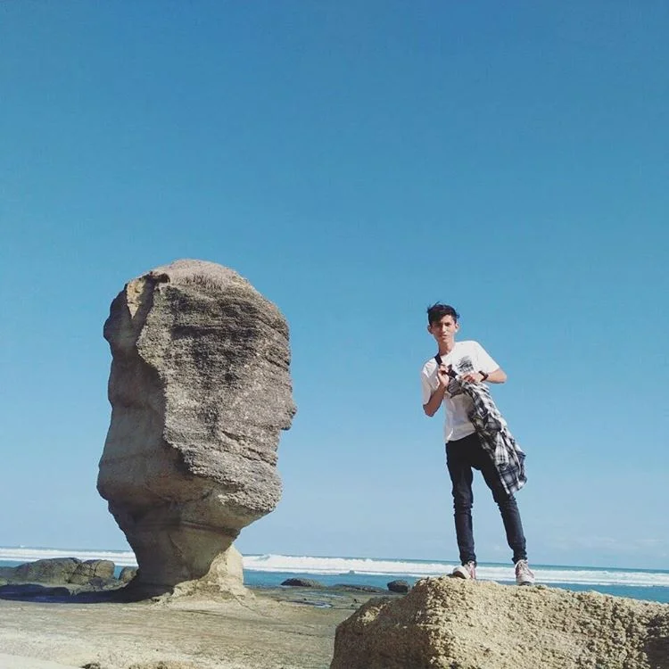 Wisatawan berfoto di dekat batu payung di Lombok, sumber ig @al_khurus