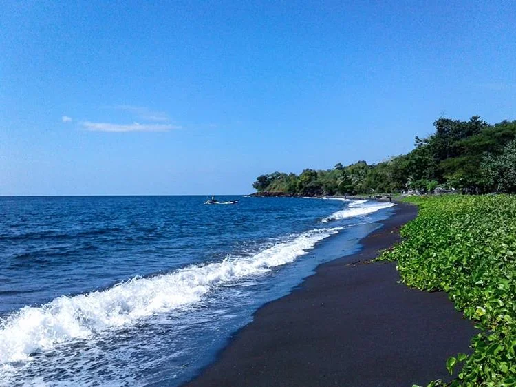 Pantai Pasir Hitam, sumber foto @dhimas_dimsy