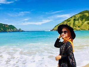Pantai Mawun, sumber ig caroline_firli
