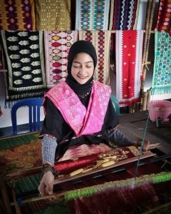 Wanita Menggunakan Pakaian Adat Sasak, sumber wolipop.detik.com