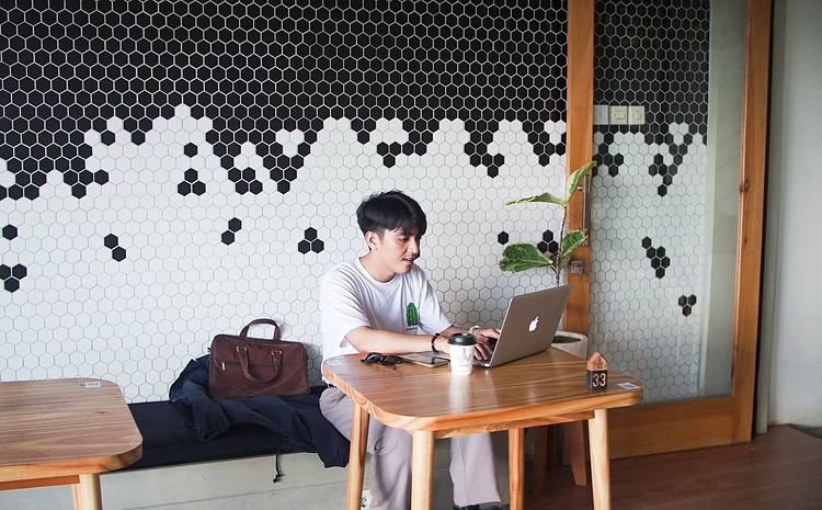 Bekerja di cafe, ig nyaman.coffee