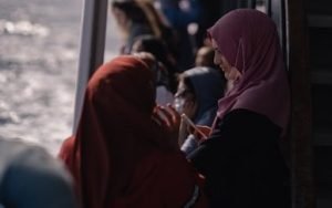 Kenakan busana sopan saat berwisata. Sumber : unsplash.com