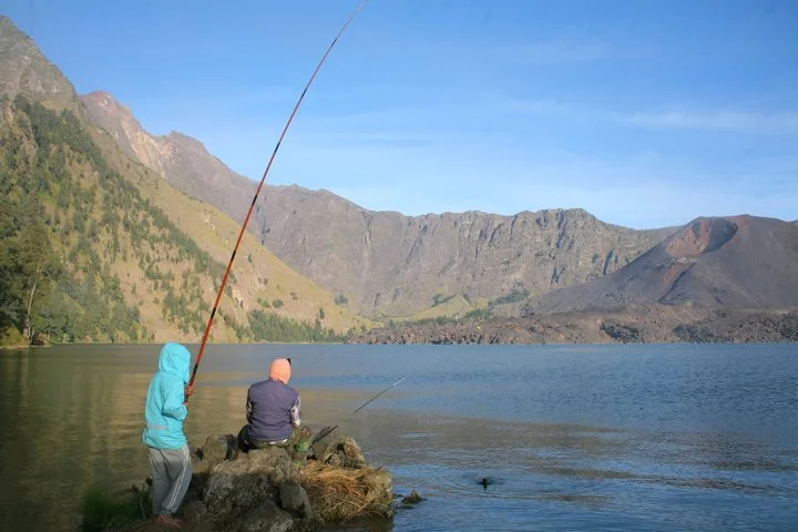 Memancing di danau Segara Anak. Sumber: wiranurmansyah.com