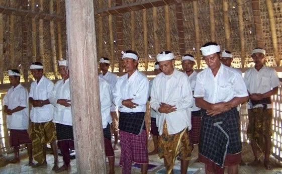 Pelaksanaan sholat masyarakat adat desa Bayan, sumber alif.id