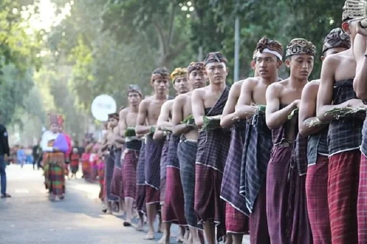 Pemuda adat desa Bayan, sumber swarariau.com
