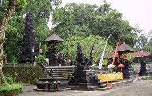 Pura Suranadi di Lombok. Sumber: lombokindonesia.org