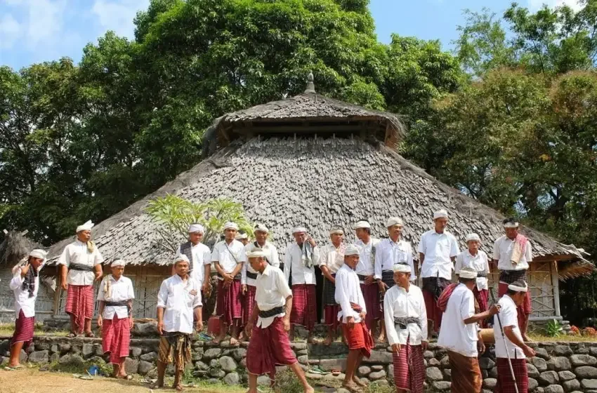 Masyarakat desa adat bayan, sumber: hidayatuna.com