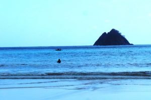 Penampakan Pulau Gunung Wayang dari kejauhan. Sumber: goodnewsfromindonesia.id