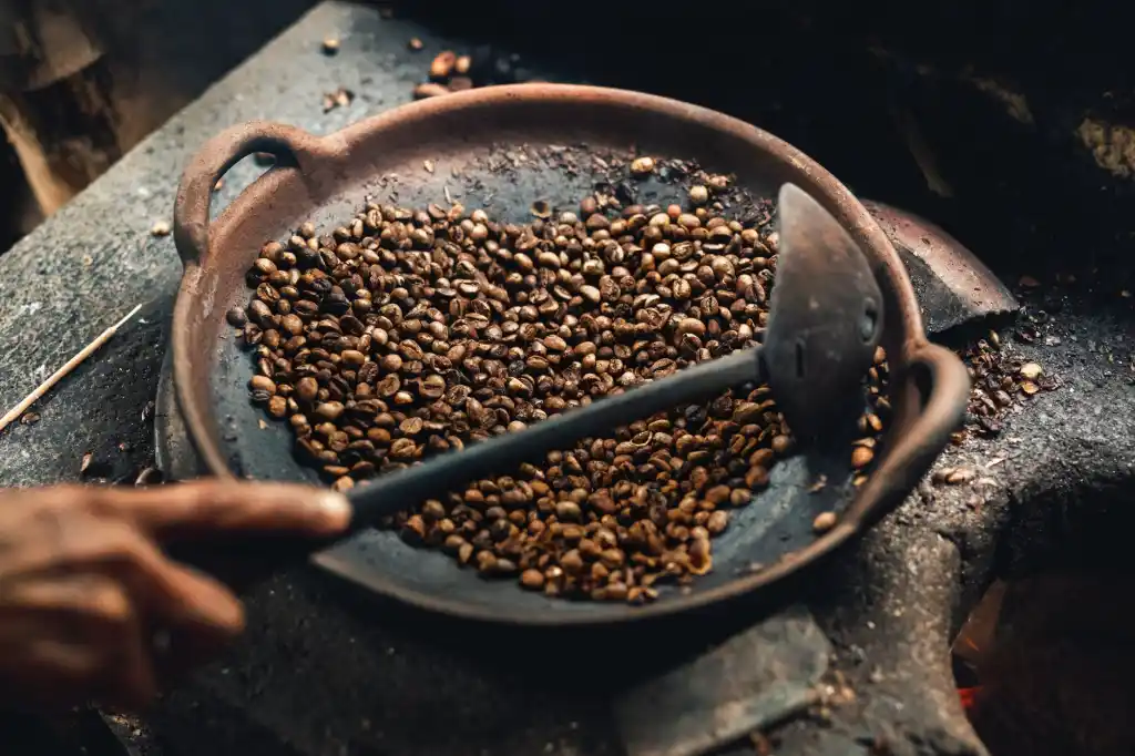 Proses menyangrai biji kopi yang dilakukan penduduk asli Suku Sasak Lombok. Sumber: dapursasak.com