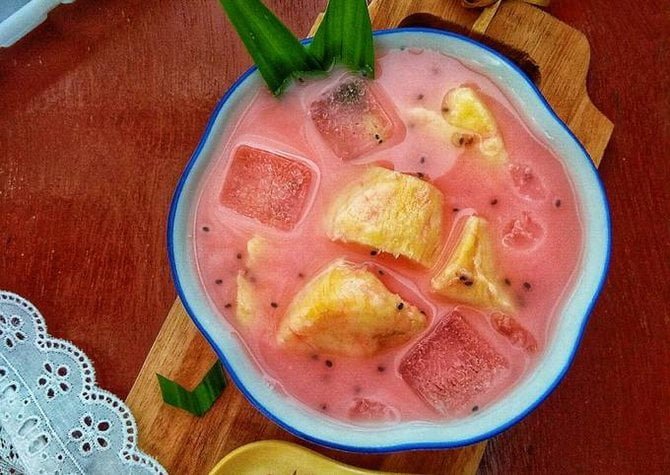 Segarnya es poteng isi, salah satu minuman khas Lombok. Sumber: merdeka.com