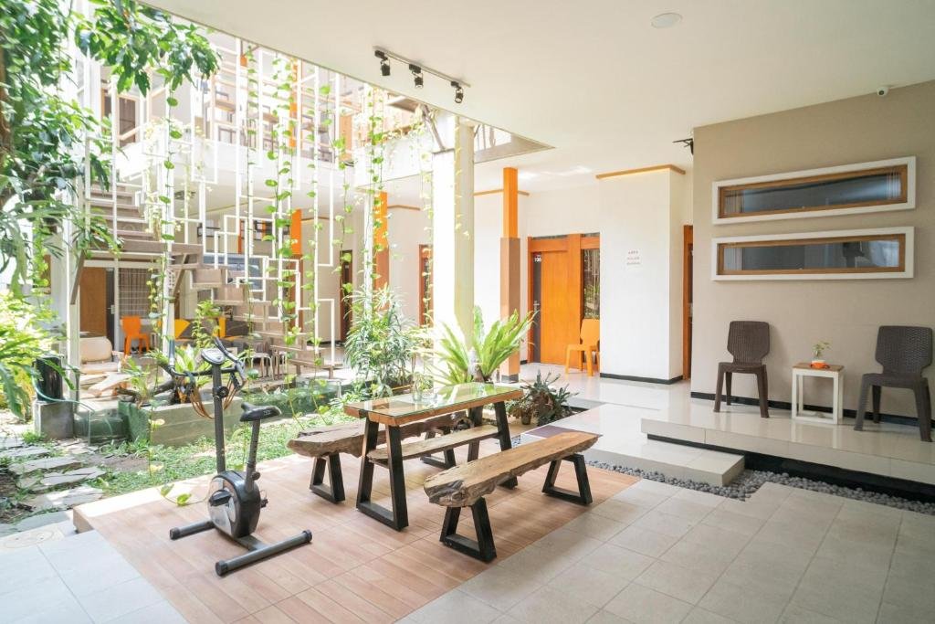 Area indoor RedDoorz Syariah near Lombok Epicentrum Mall, sumber booking.com