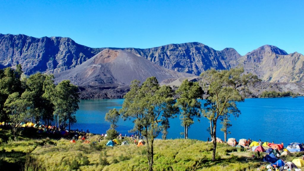 Danau segara anak gunung rinjani, sumber dejourneydotid.wordpress.com