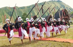 Tari tandang mendet di Lombok, sumber: google.com