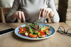 Makan secukupnya dan tidak berlebihan, Sumber: rctiplus.com