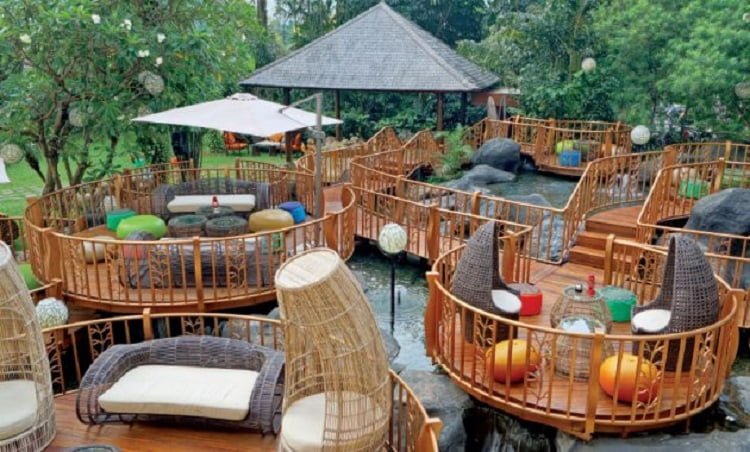 Mengecek kebersihan dari tempat makan saat liburan ke Lombok, Sumber: jejakpiknik.com
