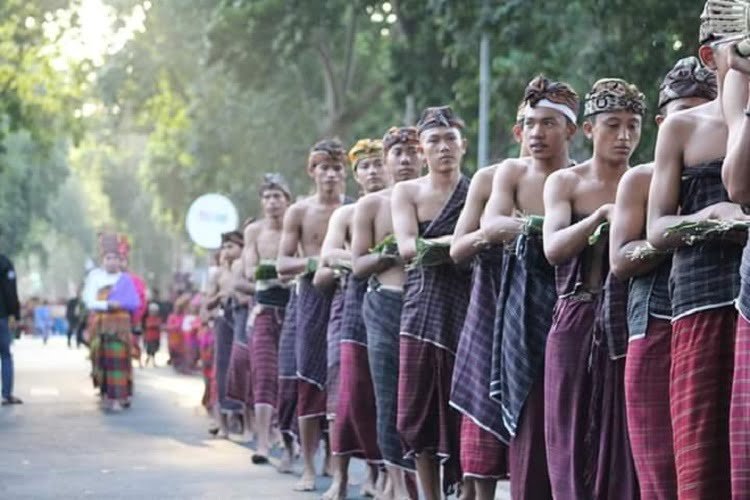 Tenun Bayan yang masih dipakai oleh masyarakat Bayan, Sumber: travel.tempo.co