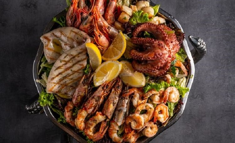 Mencicipi hidangan laut di warung makan seafood yang ada di Lombok, Sumber: kompas.com