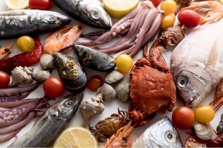 Menikmati makanan khas laut ketika berlibur ke Lombok, Sumber: lifestyle.sindonews.com