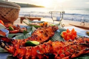 Menikmati masakan laut di pinggir pantai, Sumber: flokq.com