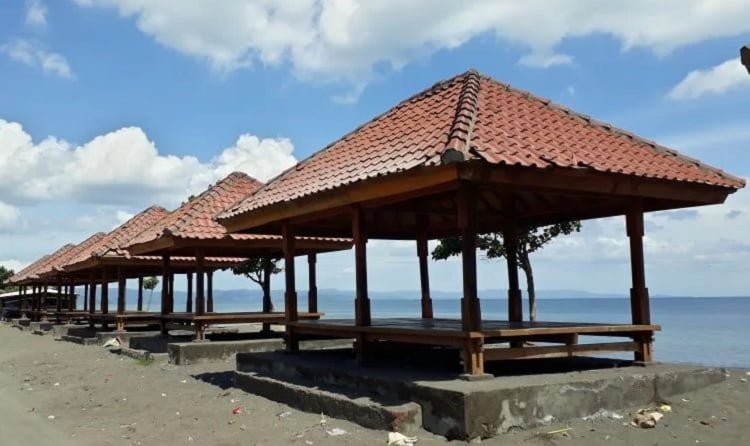 Tempat bersantai yang bisa digunakan untuk menikmati keindahan Pantai Kuranji, Sumber: ayobali.net