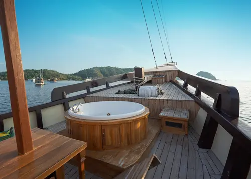 Jacuzzi di sundeck kapal Alfathran-3 Lombok Labuan Bajo