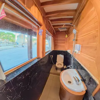 Detail tempat tidur kabin Rinjani Room 01 kapal Alfathran-3