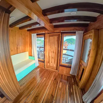 Detail tempat tidur kabin Senggigi Room kapal Alfathran-3
