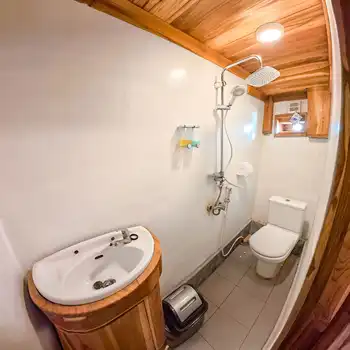 Detail tempat tidur kabin Sumbawa Room kapal Alfathran-3
