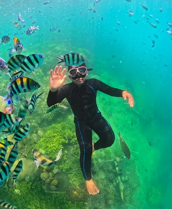 anak aktivitas snorkeling gili nanggu bersama ikan