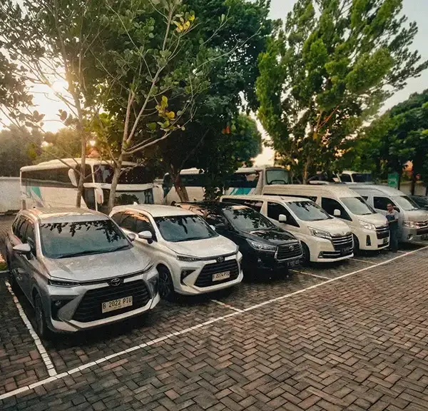armada berjejer siap sewa di gudang