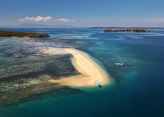 gili pasir atau pulau pasir di pantai pink lombok timur